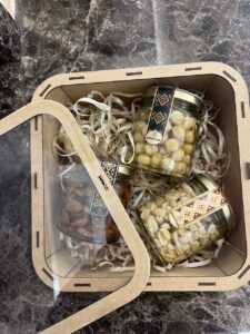 Дерев’яний подарунковий набір HoneyCraft із 3 банок карпатського меду або горіхів у меді